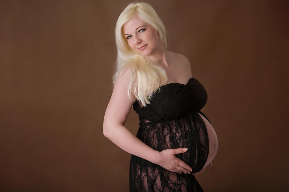 Schwangere-Frau-mit-langen-blonden-Haaren-und-schwarzen-Kleid-posiert-waehrend-eines-Fotoshootings-im-Donna-Bellini-Fotostudio-in-Berlin