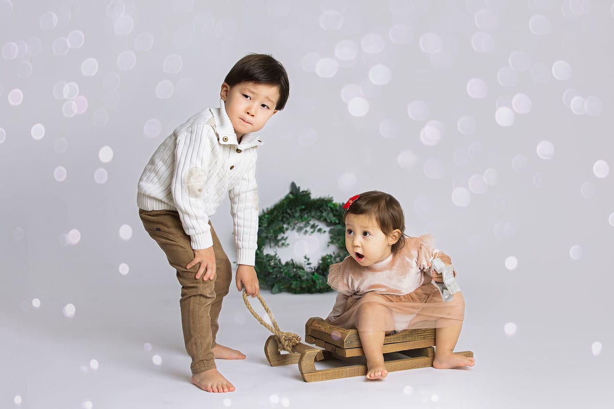 Geschwister beim Fotoshooting zu Weihnachten