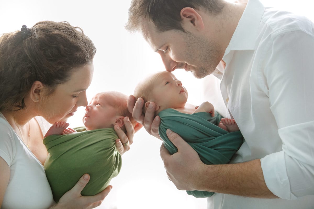 Eltern-halten-Zwillinge-Neugeborenen-Shooting-Berlin