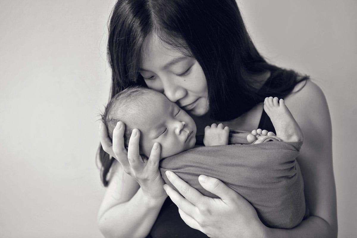 Neugeborenen-Shooting-Berlin-Mutter-haelt-ihr-Baby