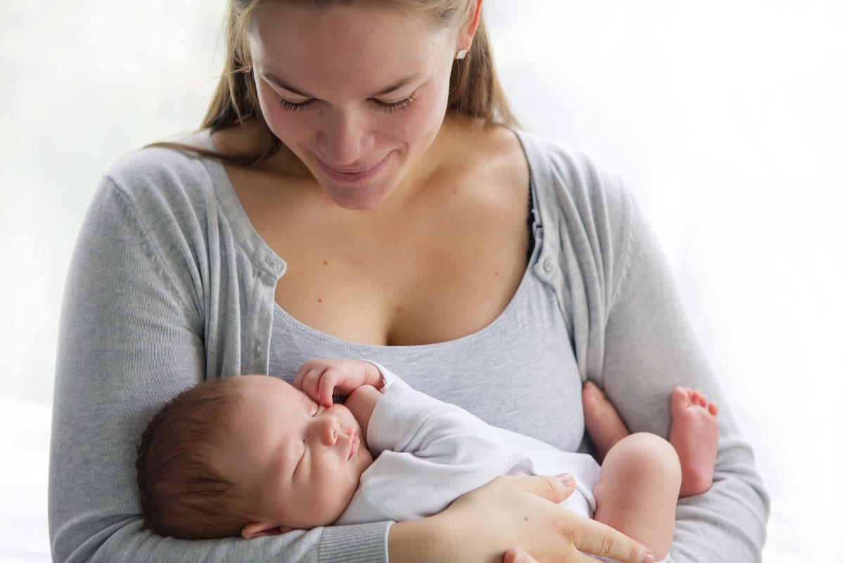 Neugeborenen-Shooting-Berlin-mit-Mutter-und-Kind