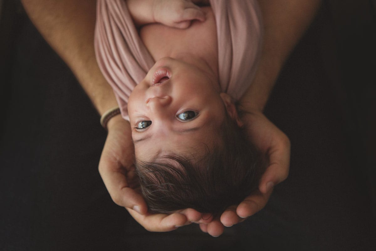 Newborn-Shooting-Berlin-Kopf-des-Neugeborenen-in-Nahaufnahme-Fotografie