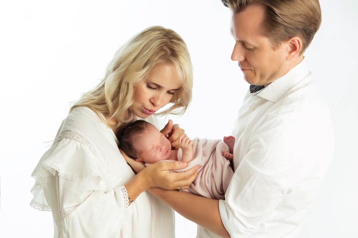 Newborn-Shooting-Berlin-Mutter-und-Vater-halten-Neugeborene