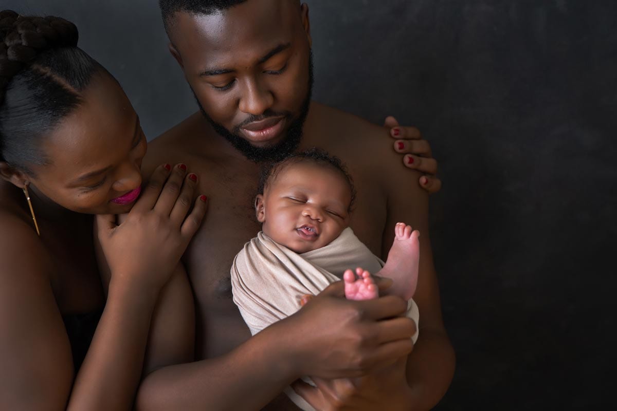 Newborn-Shooting-Berlin-mit-Vater-Mutter-Donna-Bellini-Studio