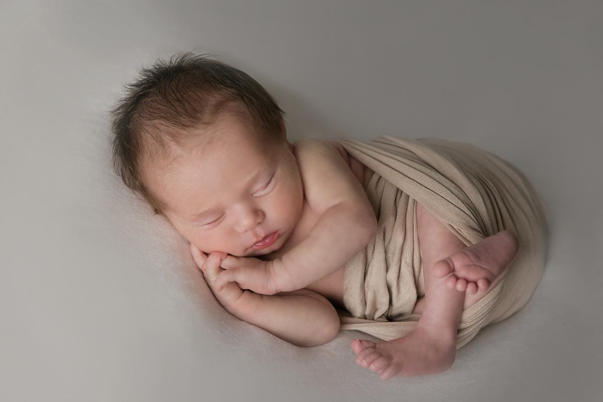 Schlafendes-Baby-waehrend-Neugeborenen-Shooting-Berlin (1)