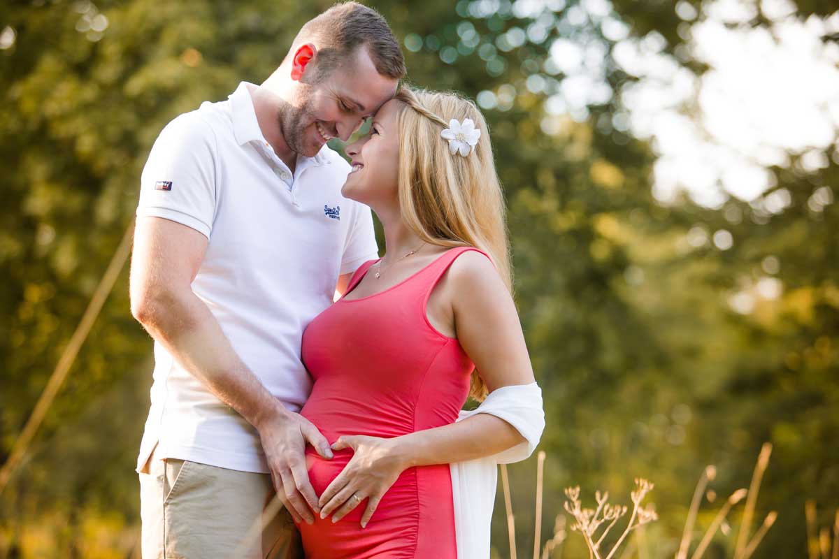 Erwartungsvolle-Momente-Babybauch-Fotografin-Outdoor-Berlin