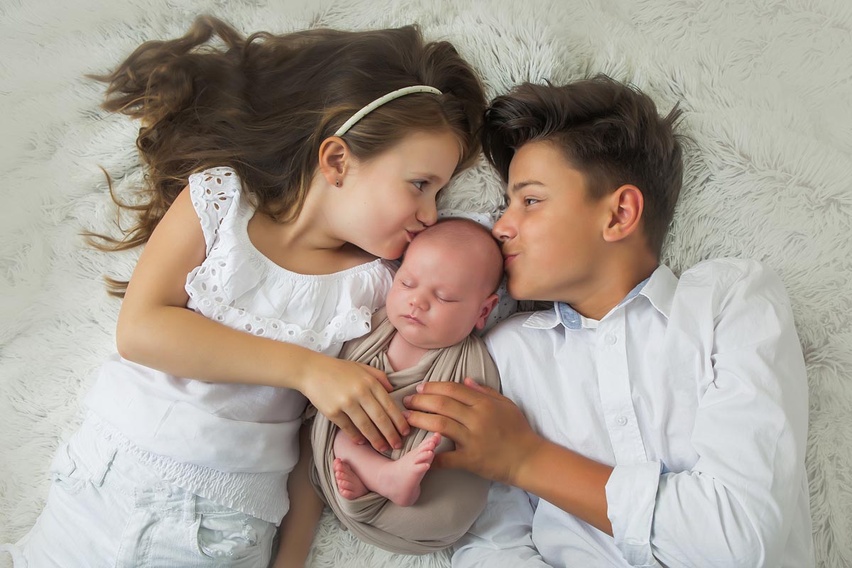Natuerliche-Babyfotos-mit-geschwister