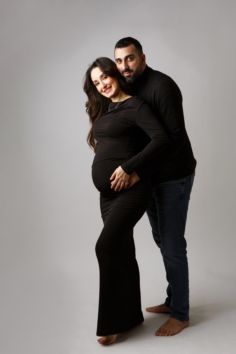 Babybauch-Fotografie-mit-Partner-im-natuerlichen-minimalistischen-Stil