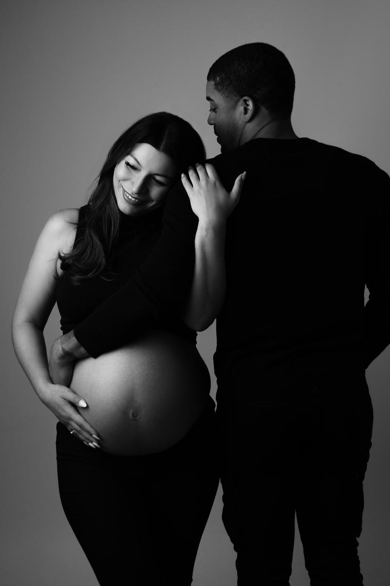 Schwarz-Weiss-Fotos-mit-Partner-Schwangerschaft-Fotoshooting-in-Berlin