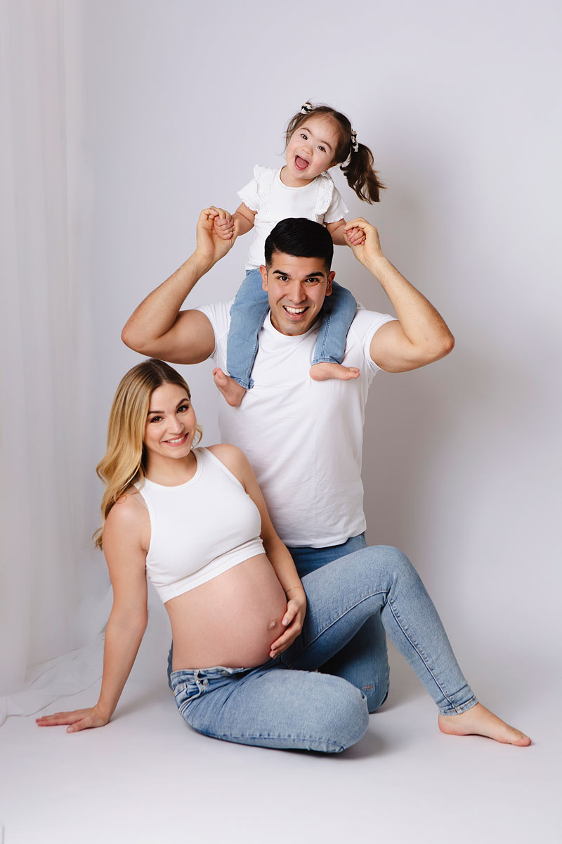 Schwangerschafts-Fotoshooting-in-Berlin-mit-Partner-und-grosser-Schwester