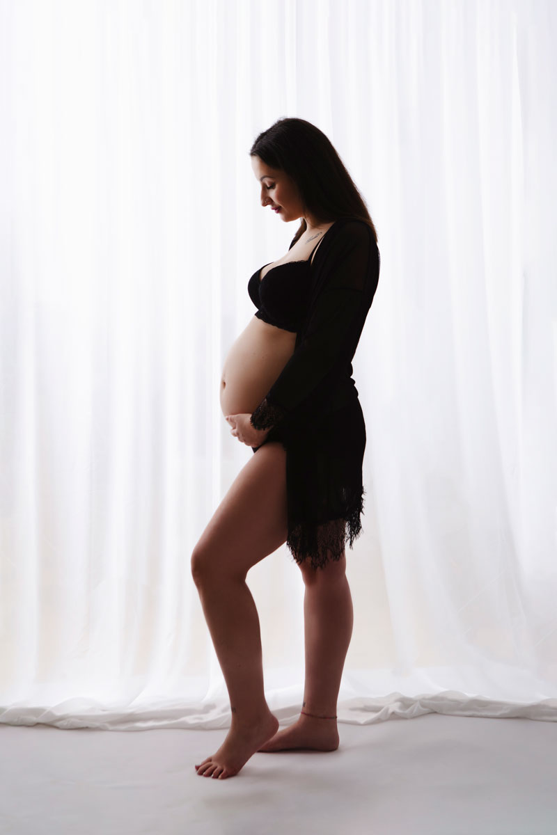 Schwarz-Weiss-Schwangerschafts-Fotoshooting-in-Berlin