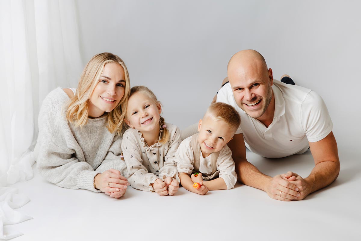 Familienfotos mit Eltern und drei Kindern waehrend ein Familien Fotoshooting Berlin