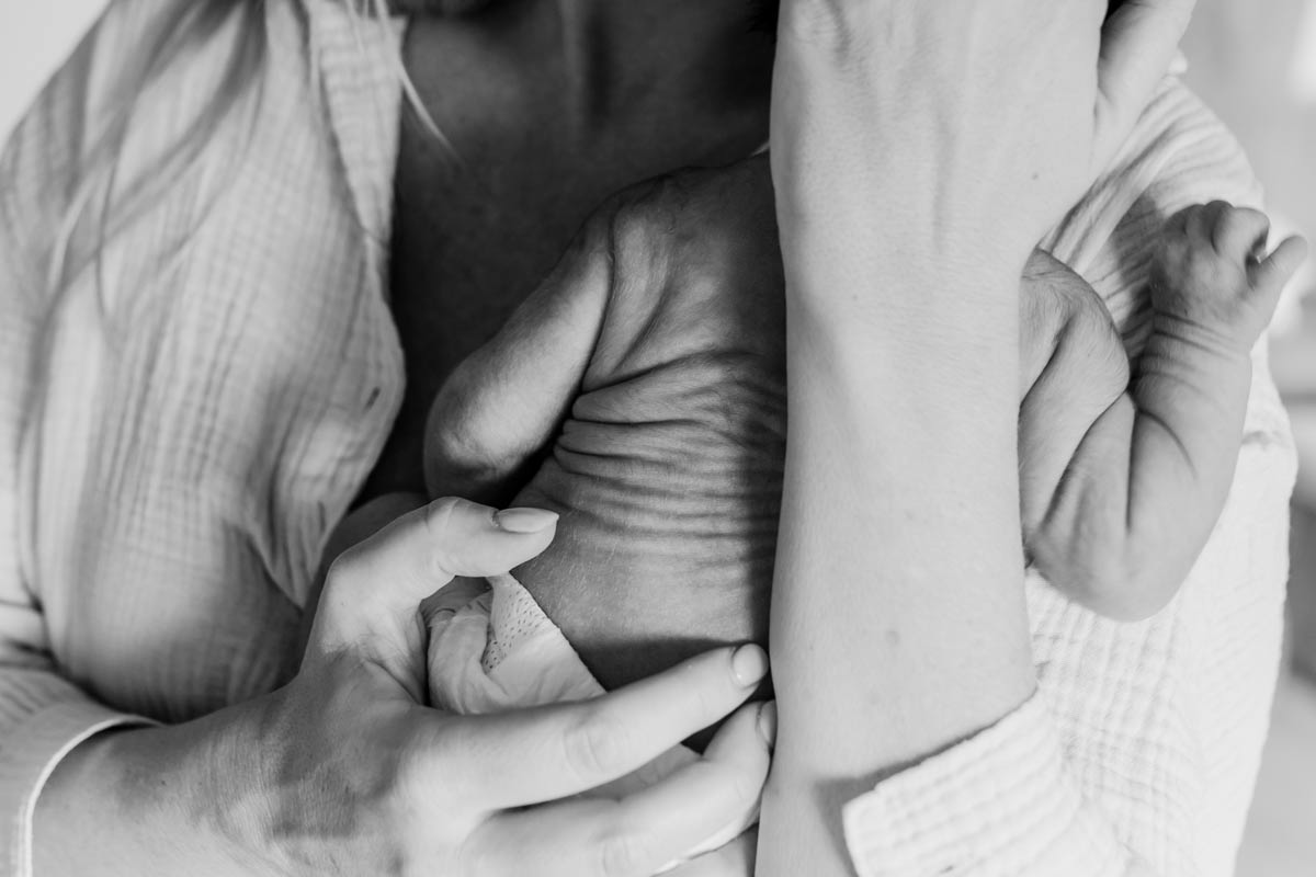 Minimalistische-Babybilder-aus-dem-Wohnzimmer