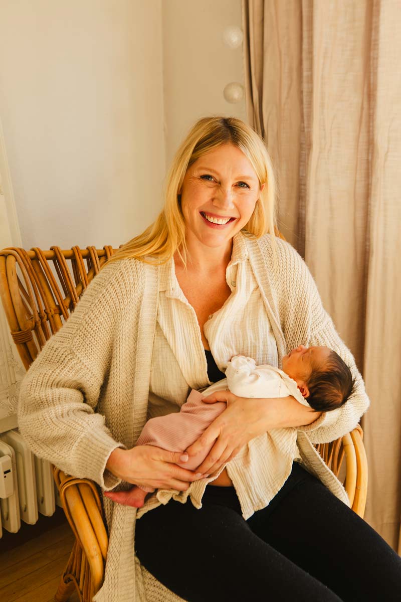 Neugeborenen-Fotos-zu-Hause-Babyshooting-mit-Herz-in-Berlin