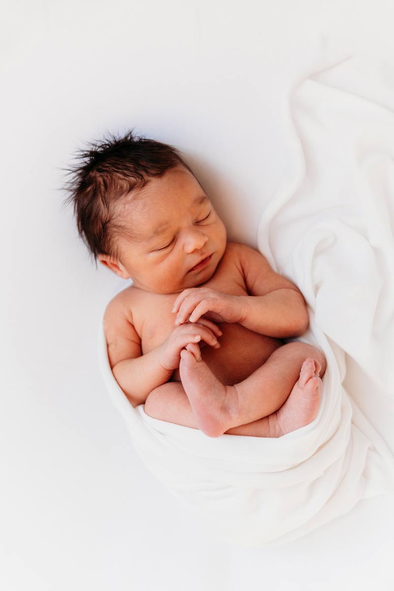 authentisches-Neugeborenen-Fotoshooting-in-Berlin
