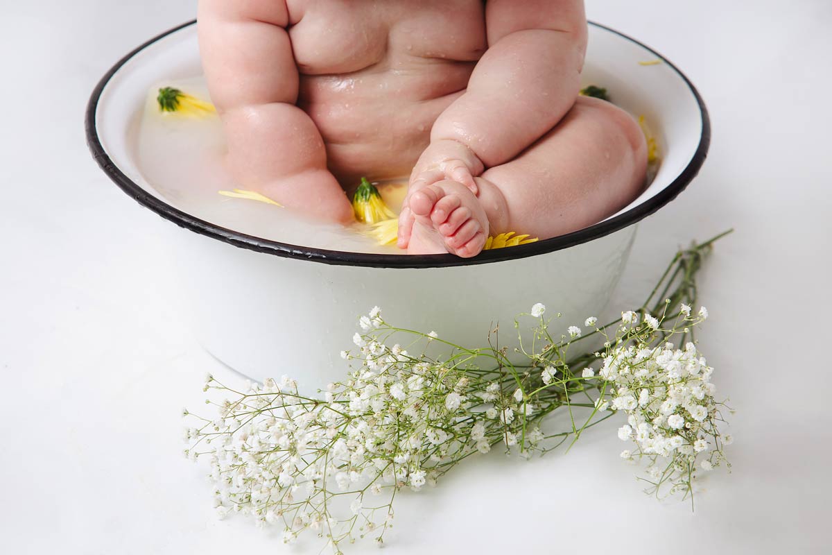 Milchbad-Fotoshooting fuer Babys Berlin 1 Geburtstag