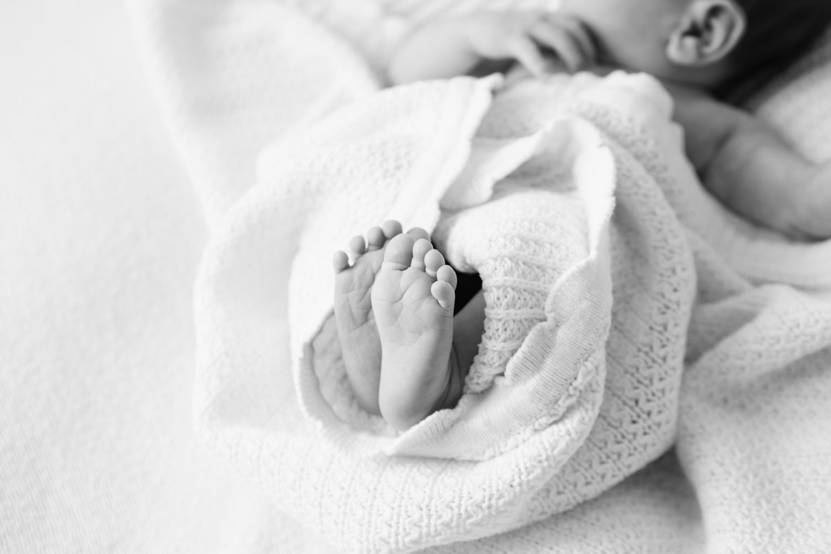 Neugeborenen Fotoshooting Belin schwartz weiss