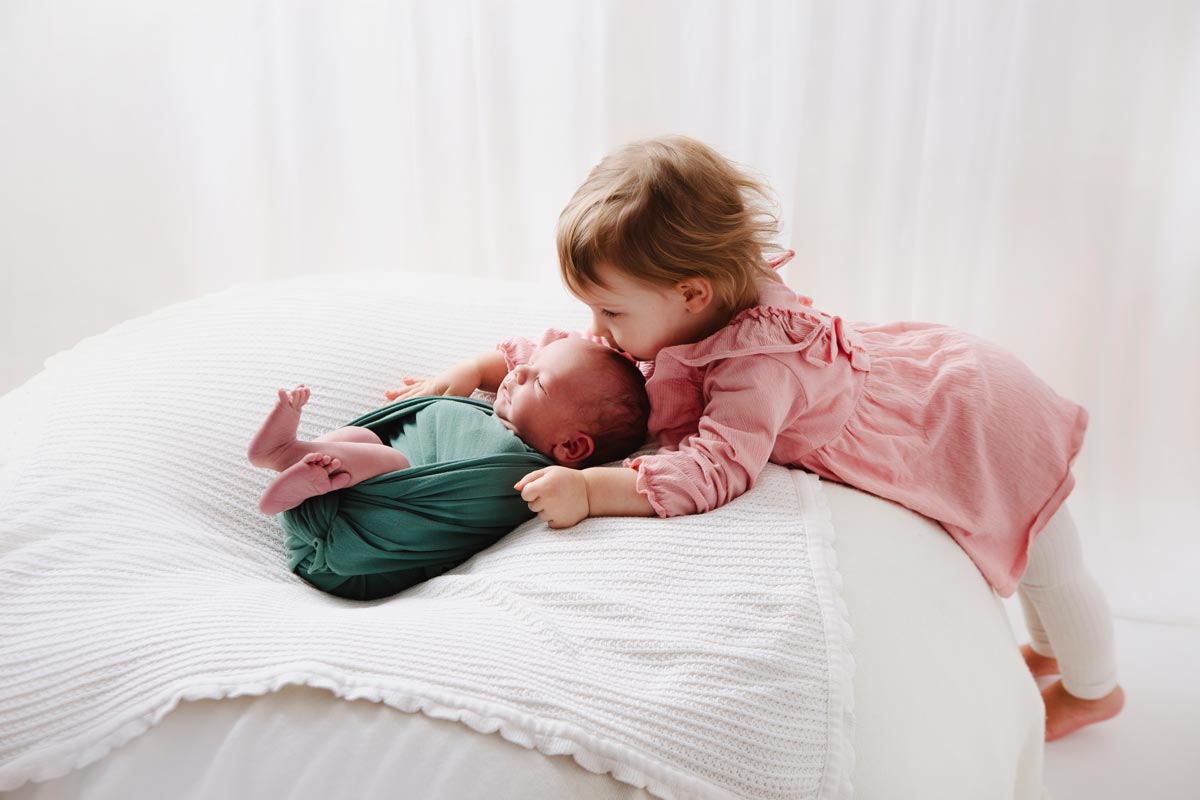 Newborn-Shooting-Berlin-mit-Vater-Mutter-und-Bruder