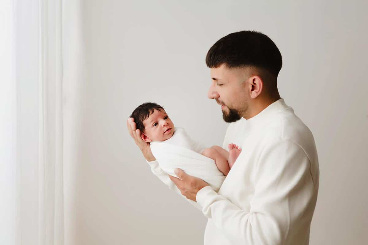 Fotoshooting-Neugeborene-mit-Papa-Berlin