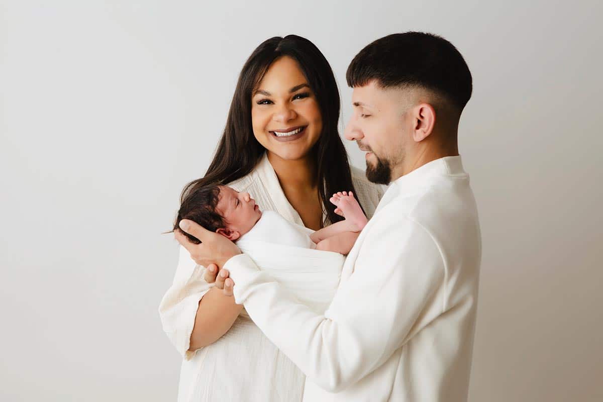 Neugeborenen-Fotoshooting-mit-Mama-und-Papa-Berlin