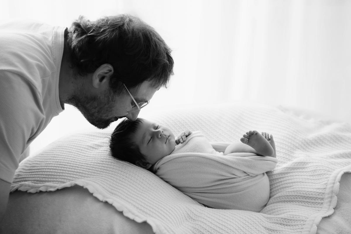 Neugeborenen-Fotoshooting-mit-Papa-Berlin