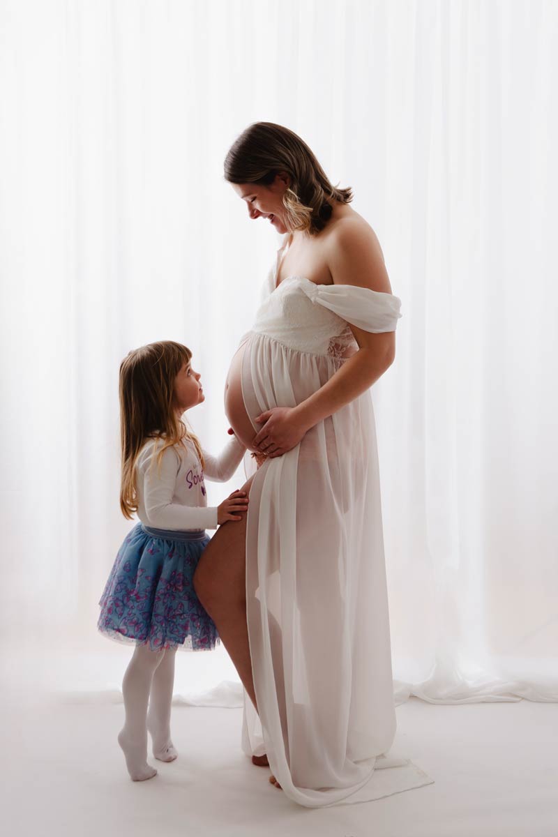 schwangerschaftsfotos-minimalistisch-berlin-studio